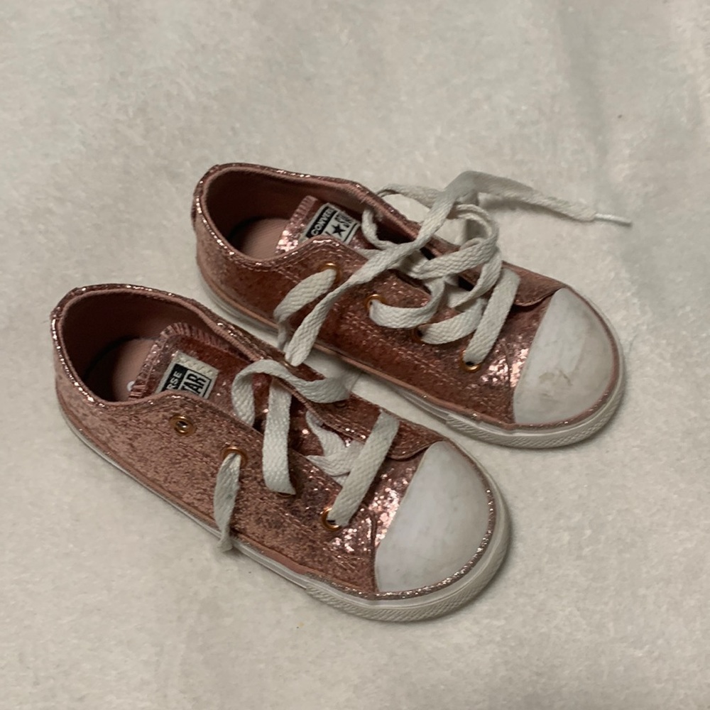 Kids size 9 converse